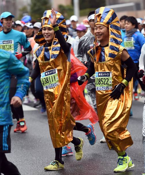 Maratona di Tokyo 2015. I travestimenti divertenti dei partecipanti. Faraoni egizi (AFP)